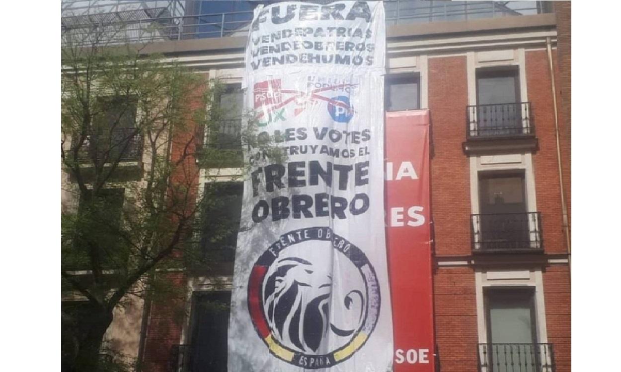 Despliegue de una pancarta por parte de Frente Obrero sobre la sede del PSOE. Twitter
