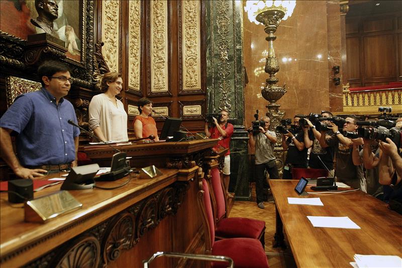 Primer pleno del Ayuntamiento de Barcelona..., primera prueba de que su situación en minoría va a hacer difícil el gobierno de Colau