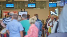 Viajeros en el aeropuerto de Tenerife. Europa Press