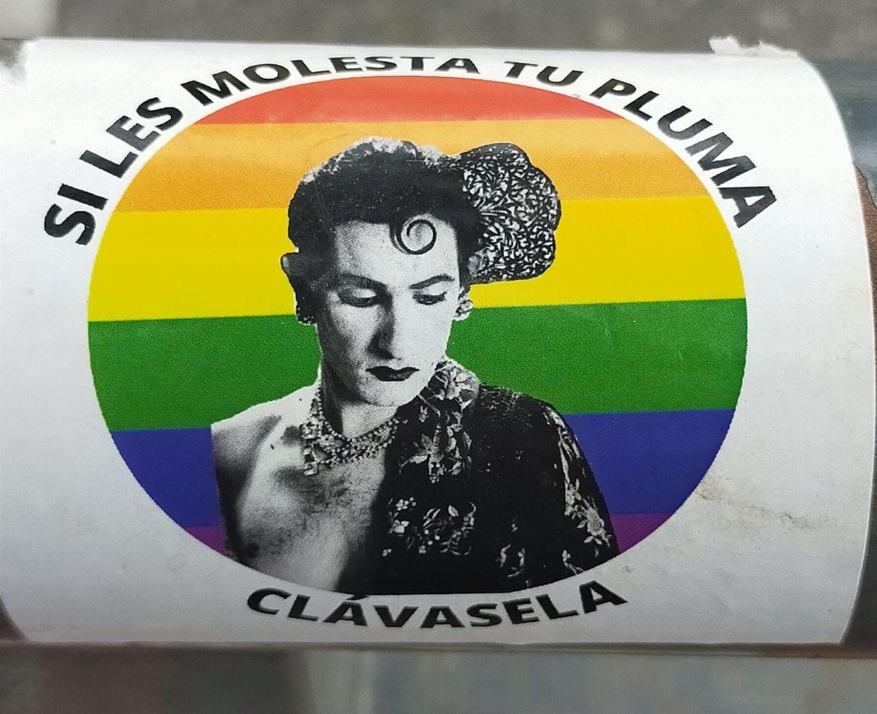 Pegatina utilizada por activistas LGTBI en el mobiliario público de Mairena del Aljarafe.