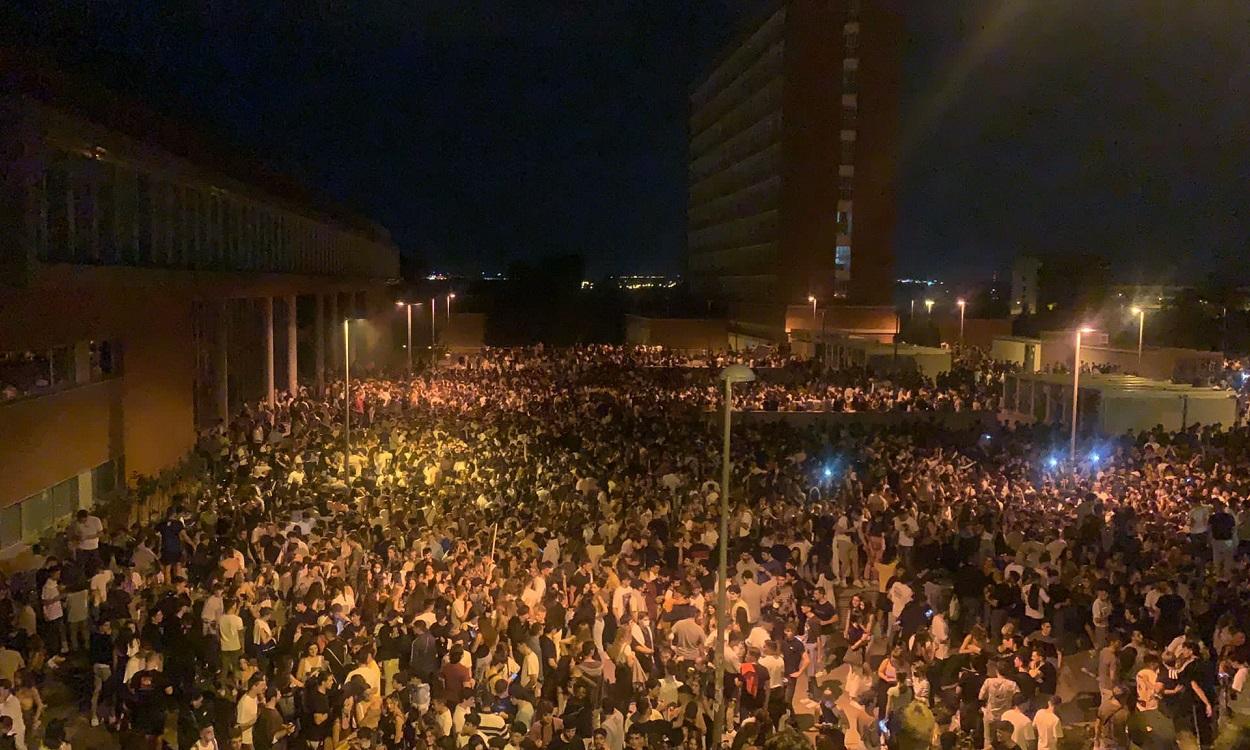 Miles de jóvenes asisten a un macrobotellón en la Ciudad Universitaria de Madrid. Twitter