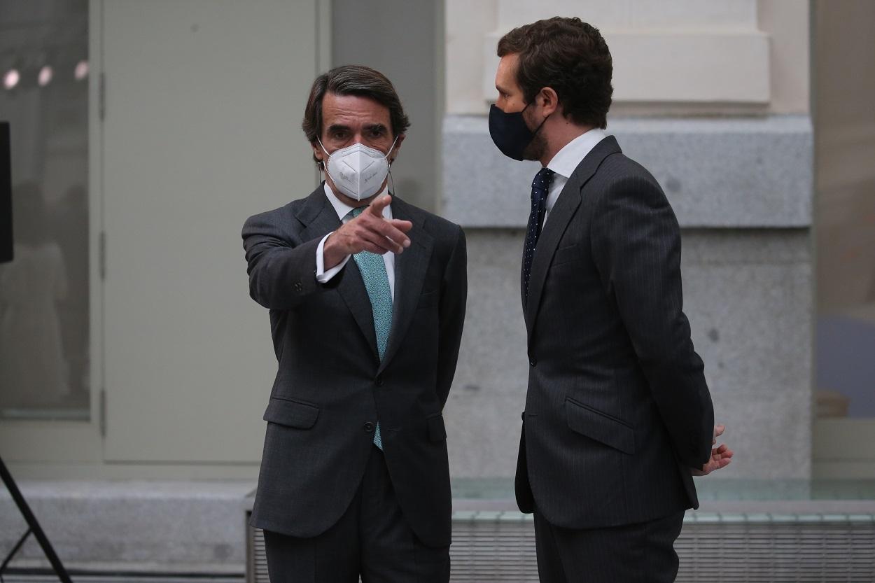 José María Aznar (izquierda) conversa con Pablo Casado en una imagen de archivo. Fuente: Europa Press.