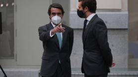 José María Aznar (izquierda) conversa con Pablo Casado en una imagen de archivo. Fuente: Europa Press.
