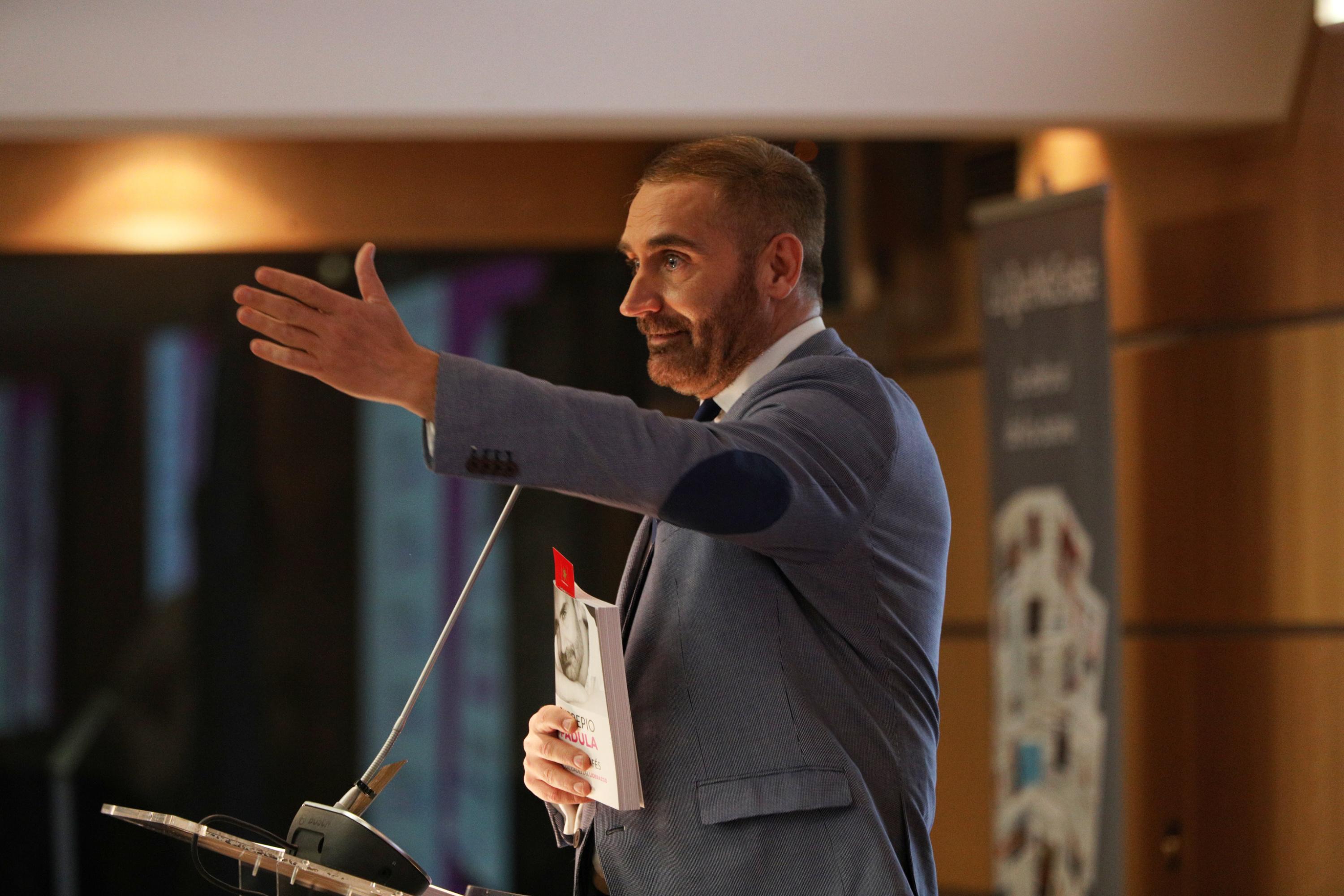 El politólogo, Euprepio Padula, interviene en la presentación de su libro 'Treinta cafés: las cualidades del liderazgo' en la Sede de las Instituciones Europeas en Madrid