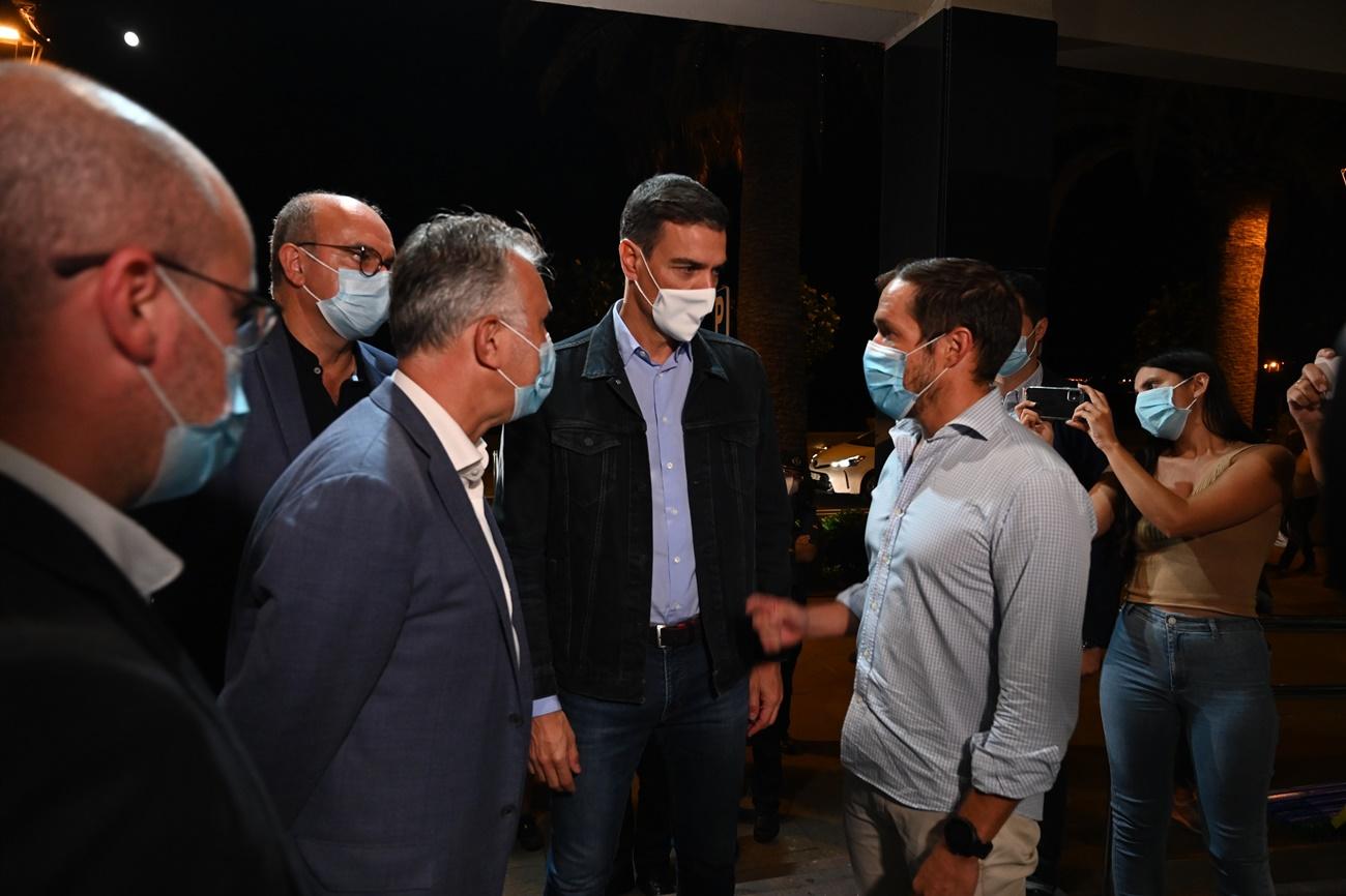 Pedro Sánchez junto al presidente canario Ángel Víctor Torres