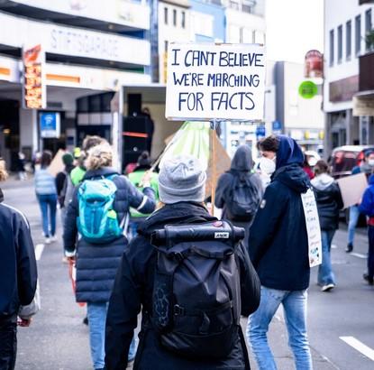 Manifestación contra las fake news. Unsplash