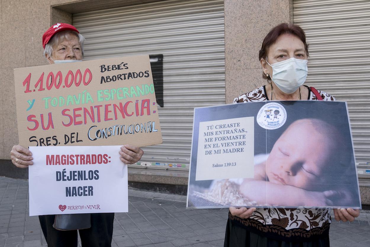 Un grupo de personas participa con pancartas en una concentración frente al Tribunal Constitucional en apoyo al PP por el recurso contra la Ley del Aborto, a 20 de agosto de 2021