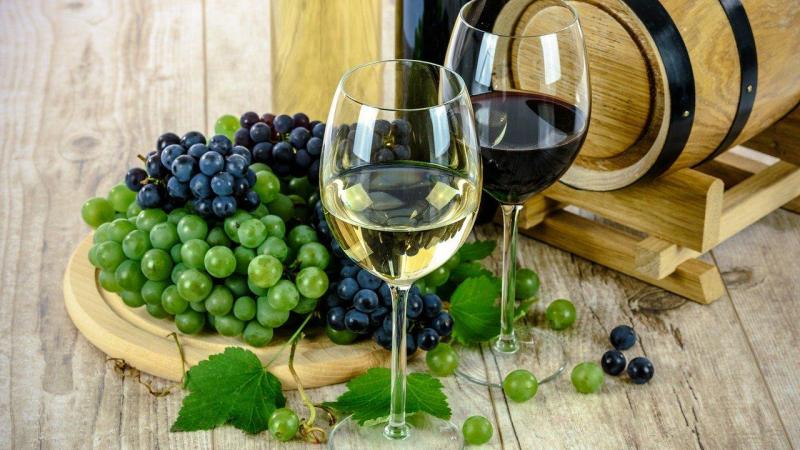 Uvas y copas de vino
