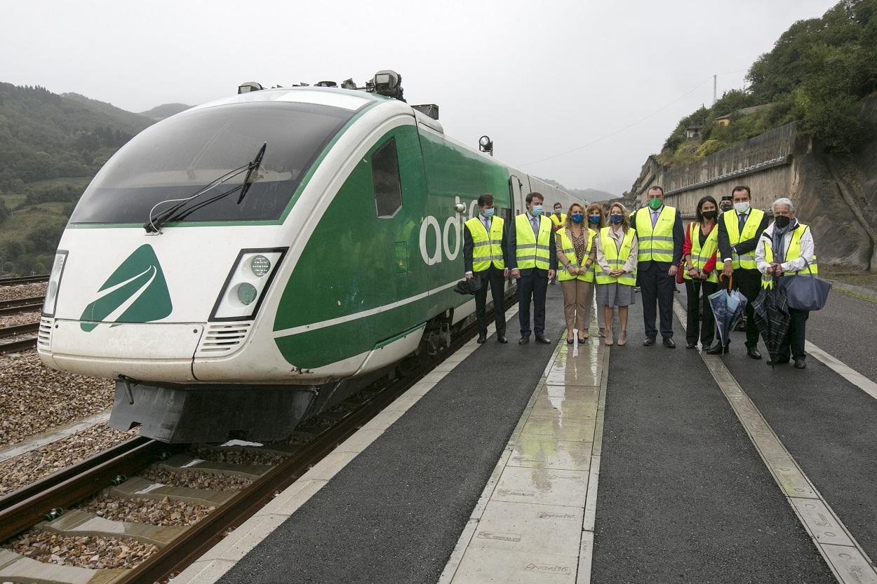 Foto de familia durante la llegada del primer tren de pruebas por la Variante de Pajares entre La Robla y Campomanes de la Línea de Alta Velocidad León Asturias. Europa Press