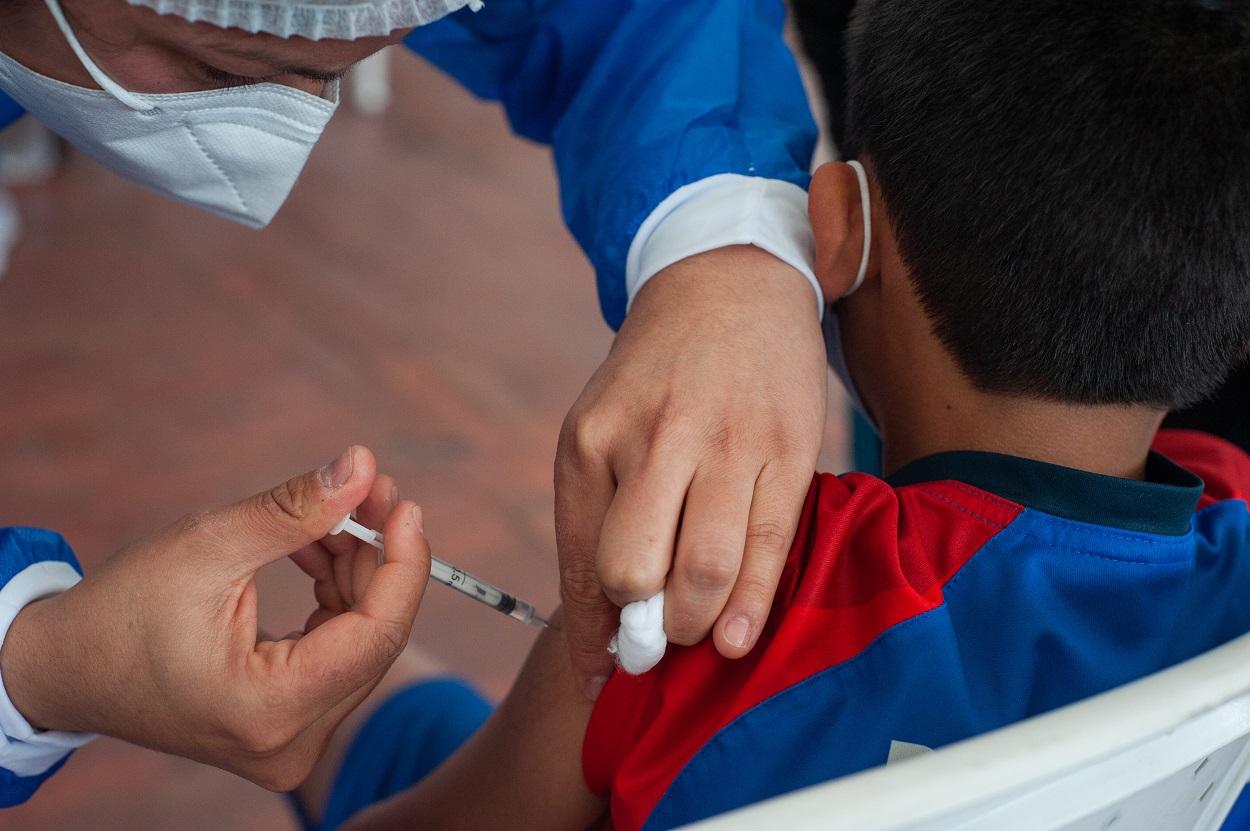 Un niño recibe la vacuna contra el coronavirus. EP