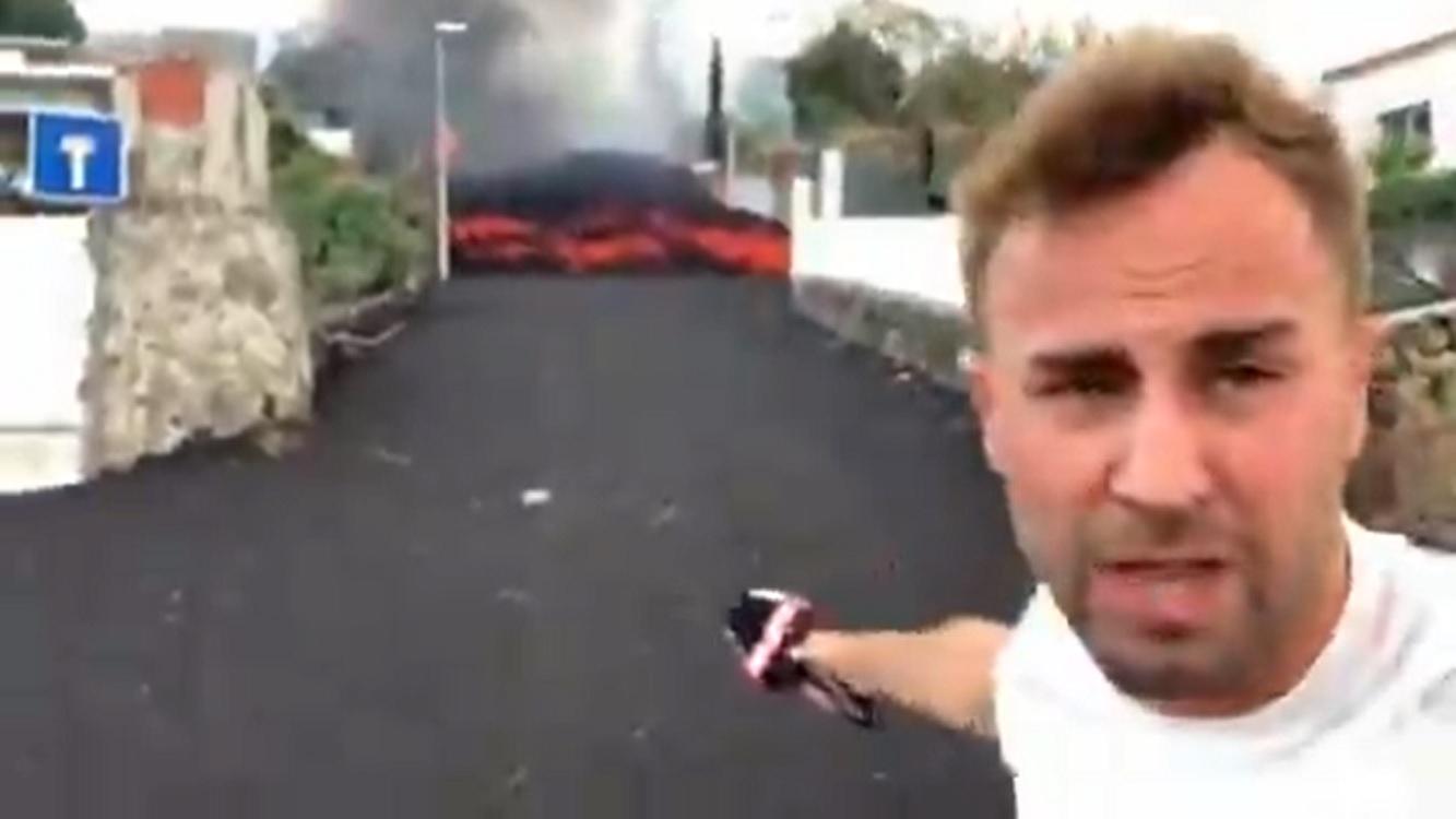 Alejando Rodríguez explica cómo avanza la lava a tan solo diez metros de una colada