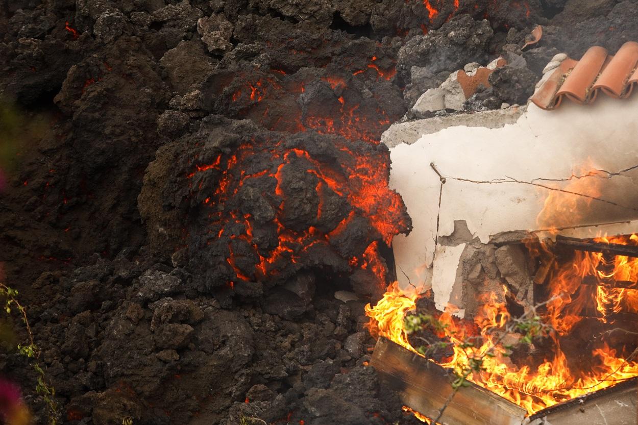 La lava del volcán destruye una casa la zona de Los Llanos. Kike Rincón / Europa Press