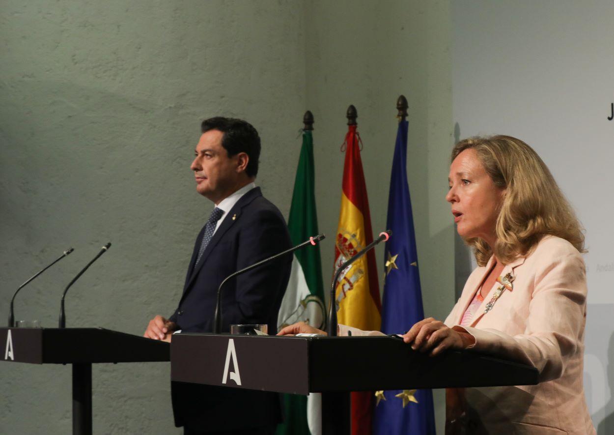 El presidente de la Junta, Juan Manuel Moreno, y la vicepresidenta primera del Gobierno Nadia Calviño. MARÍA JOSÉ LOPEZ EP