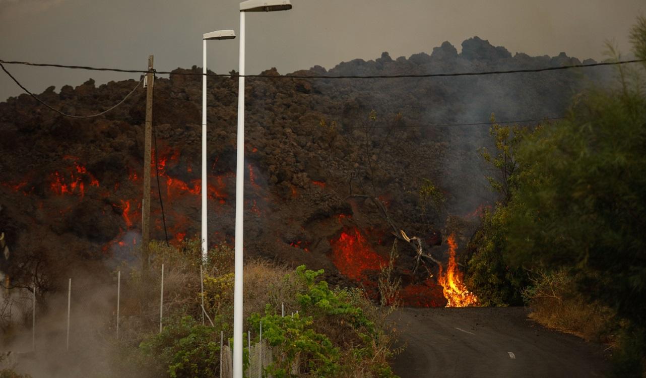 Aparecen 'negacionistas de volcanes' que dicen que la erupción está "orquestada"