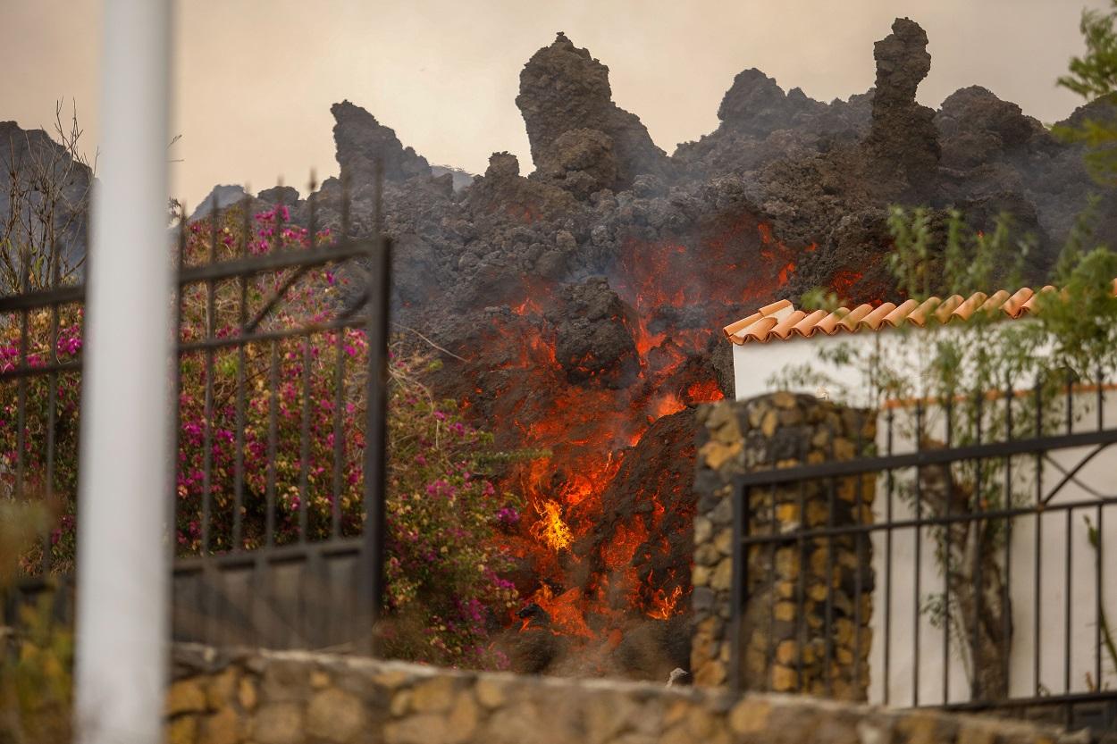 La lava del volcán llega a las casas de la zona de Los Llanos (La Palma). Europa Press
