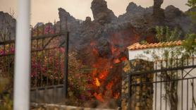 La lava del volcán llega a las casas de la zona de Los Llanos (La Palma). Europa Press