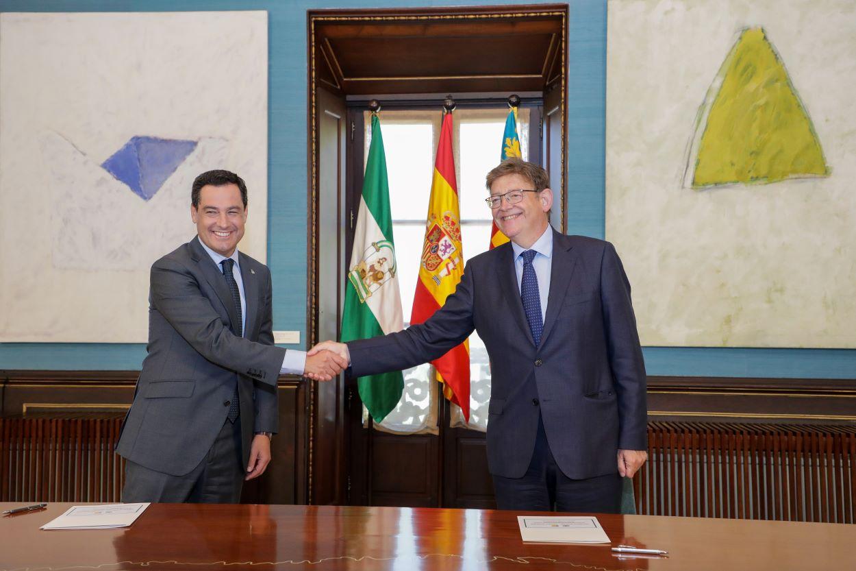 Juan Manuel Moreno y Ximo Puig sellan con un apretón de manos su alianza para cambiar el sistema de financiación.