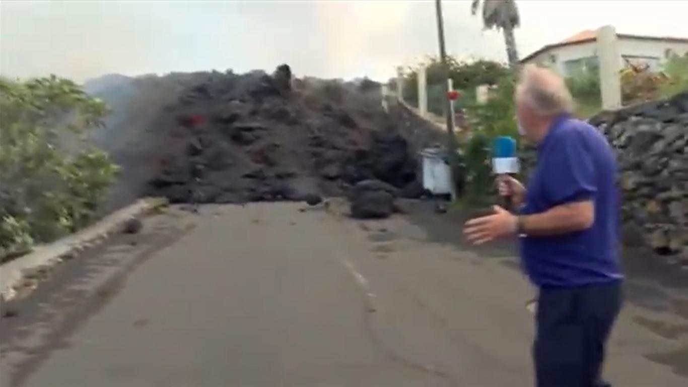 Pedro Piqueras, en alerta por un trozo de lava desprendido. Telecinco.