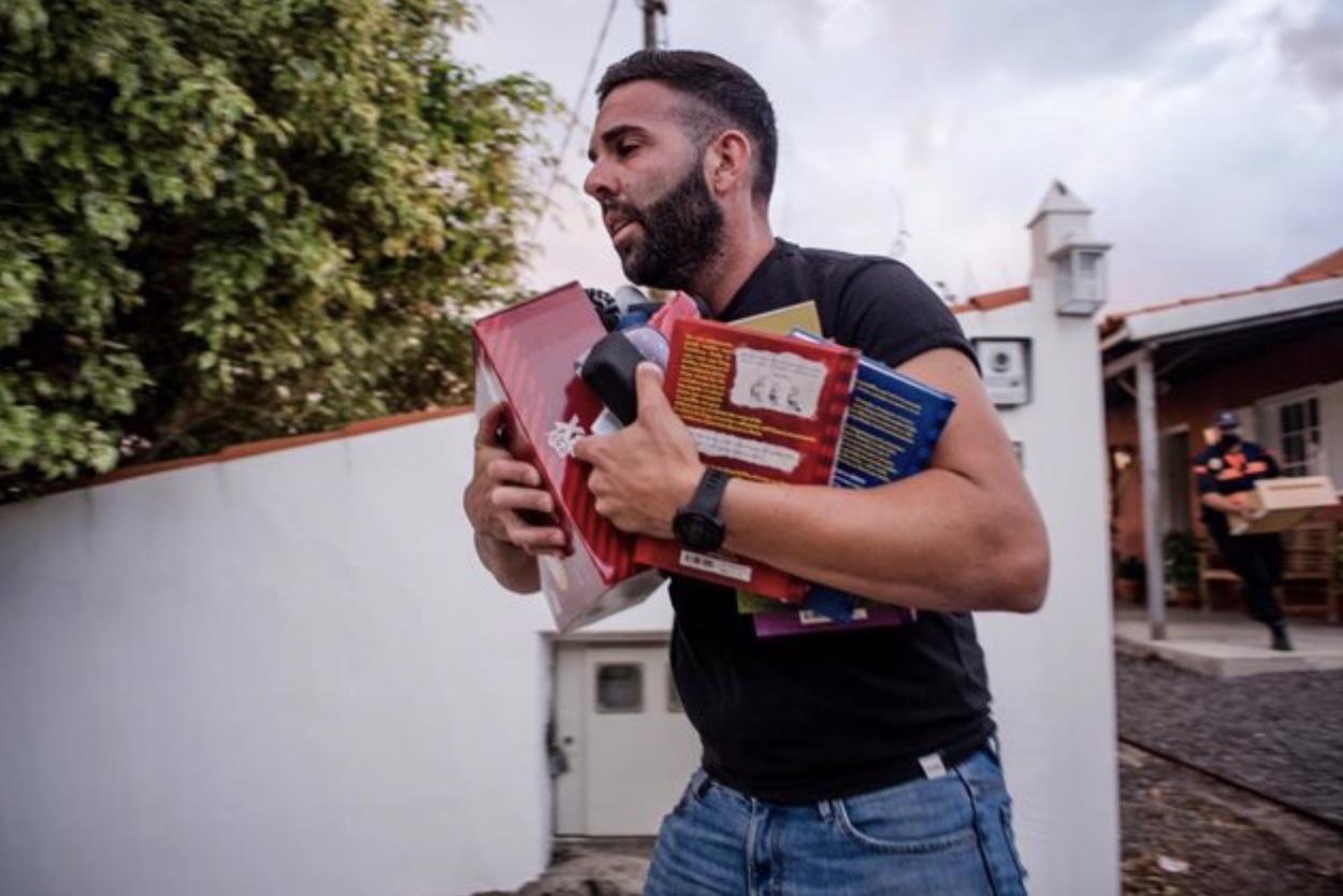Un hombre sale de su casa en una evacuación en La Palma. Arturo Jiménez:dpa. EP