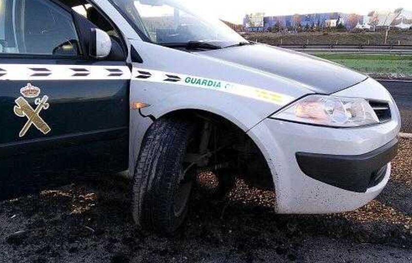 Un guardia civil sufre un accidente por el mal estado de su vehículo, lo denuncia... y le expedientan