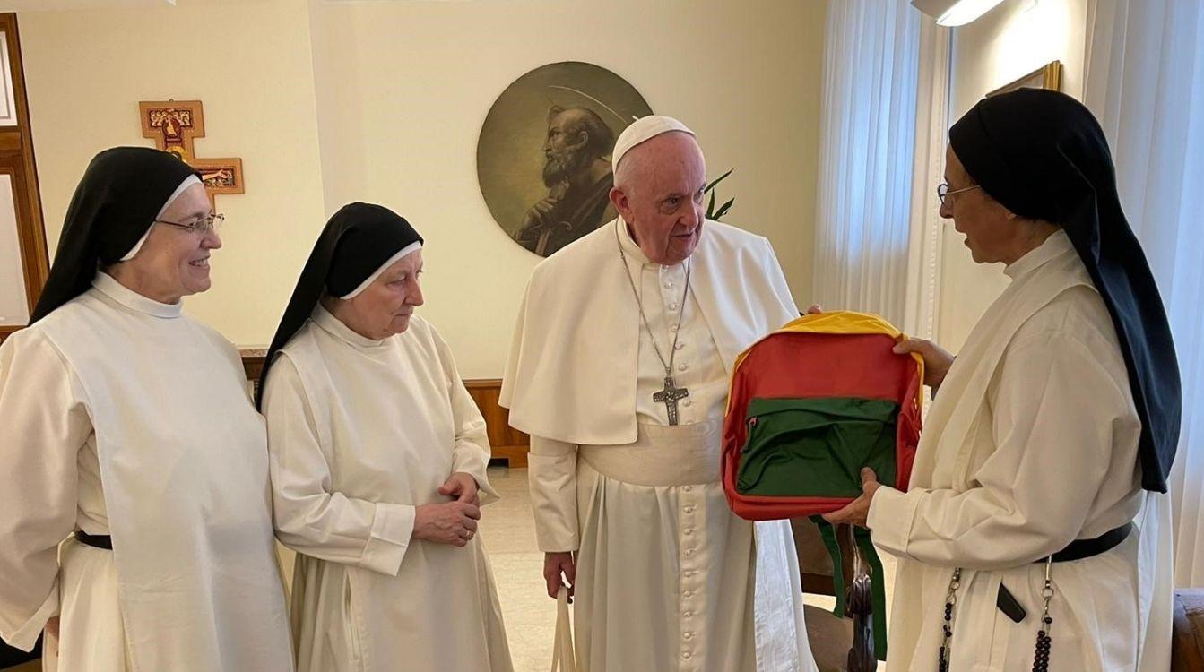 Las mochilas de la Fundación "la Caixa" han llegado incluso a Roma. En la imagen, la hermana Lucía Caram muestra uno de los kits escolares al papa Francisco