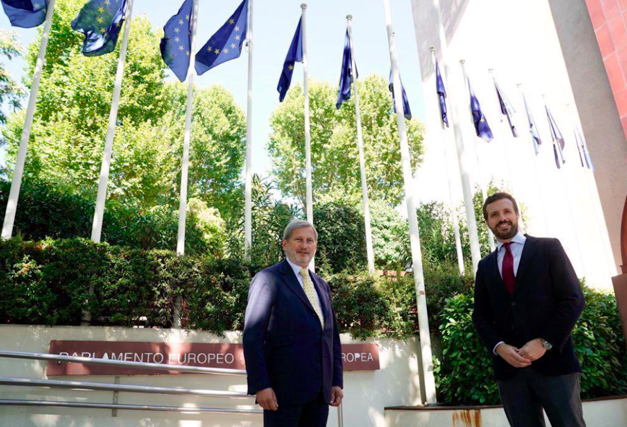 Pablo Casado junto al comisario europeo de Presupuesto y Administración, Johannes Hahn