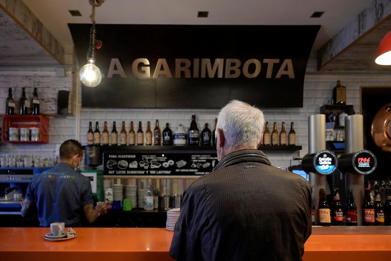 El día 15 la Xunta decidió permitir el consumo en barras de nuevo (en la imagen, un bar de A Coruña ese día) y ahora amplía horarios y aforos (Foto: Europa Press).