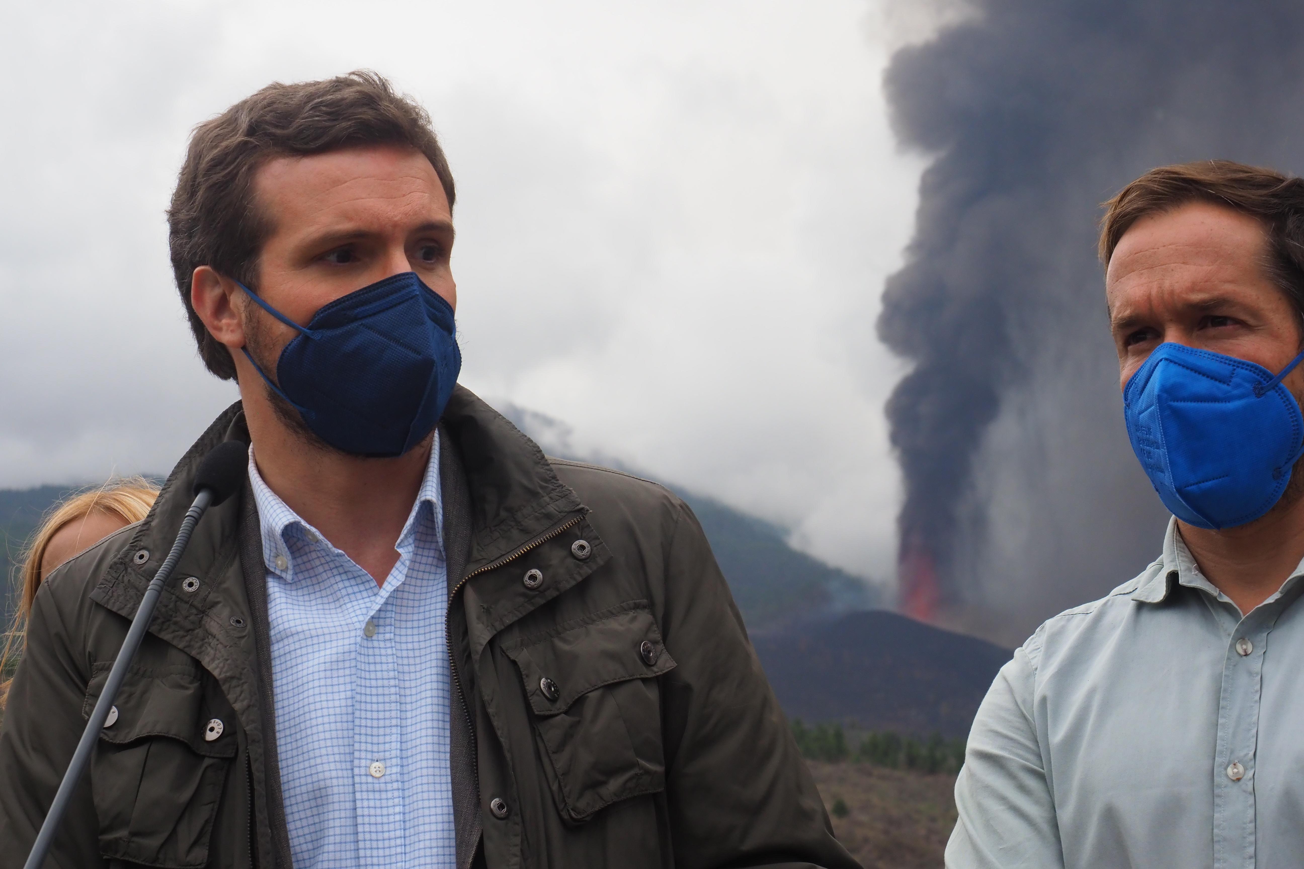 El presidente del Partido Popular, Pablo Casado (i), ofrece declaraciones de los medios en un mirador próximo al volcán, después de visitar los centros de las personas desplazadas por la erupción del volcán de Cumbre Vieja, acompañado por el presidente de