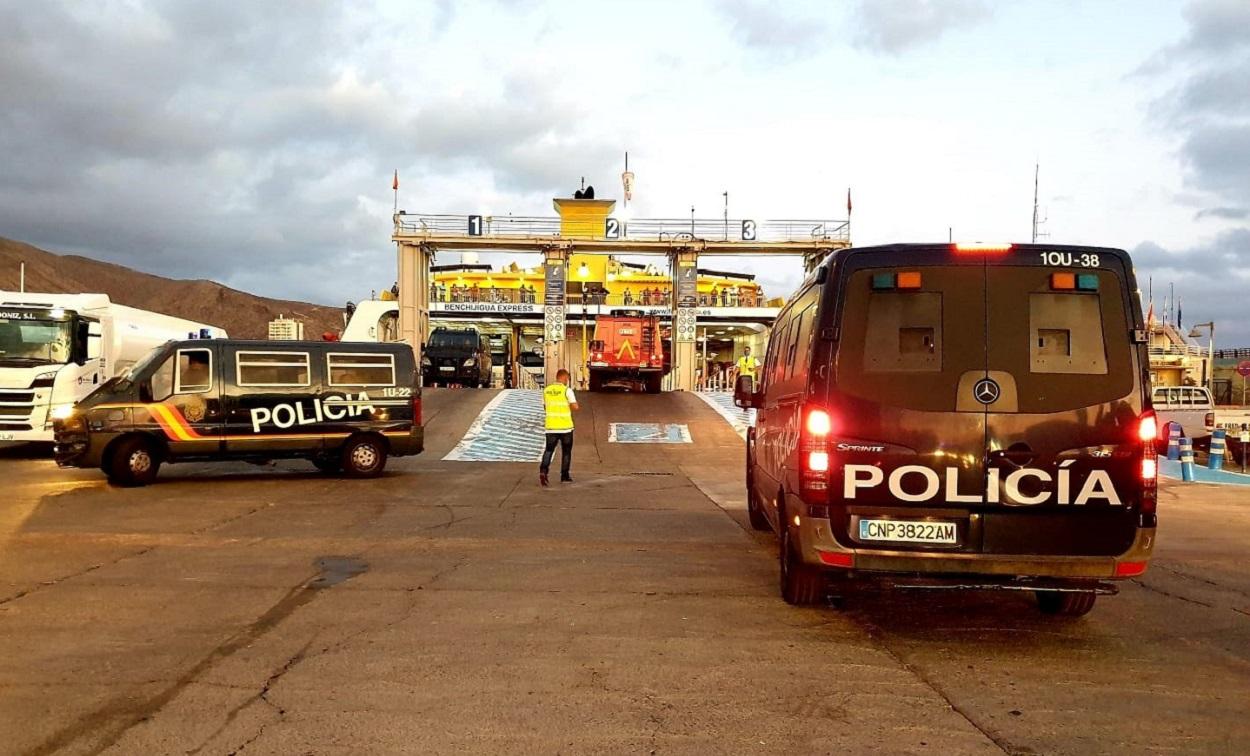 Furgones de la Policía Nacional embarcando para trasladarse a La Palma. EP