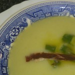 Crema de espárragos con jamón y pularda rellena