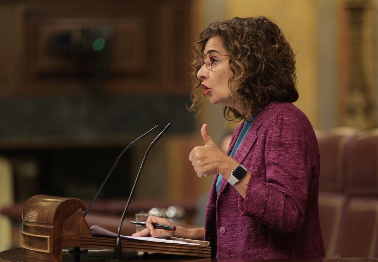 La ministra de Hacienda, María Jesús Montero, en la tribuna del Congreso. EDUARDO PARRA/EP