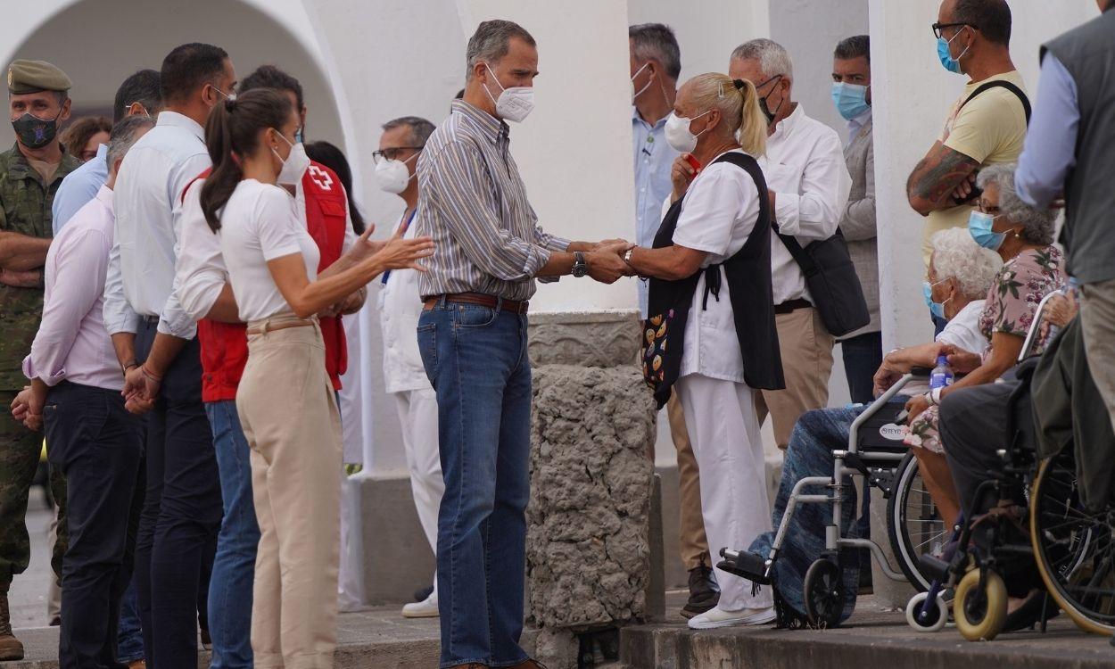 Los Reyes visitan la zona afectada por la erupción de volcán en La Palma. EP