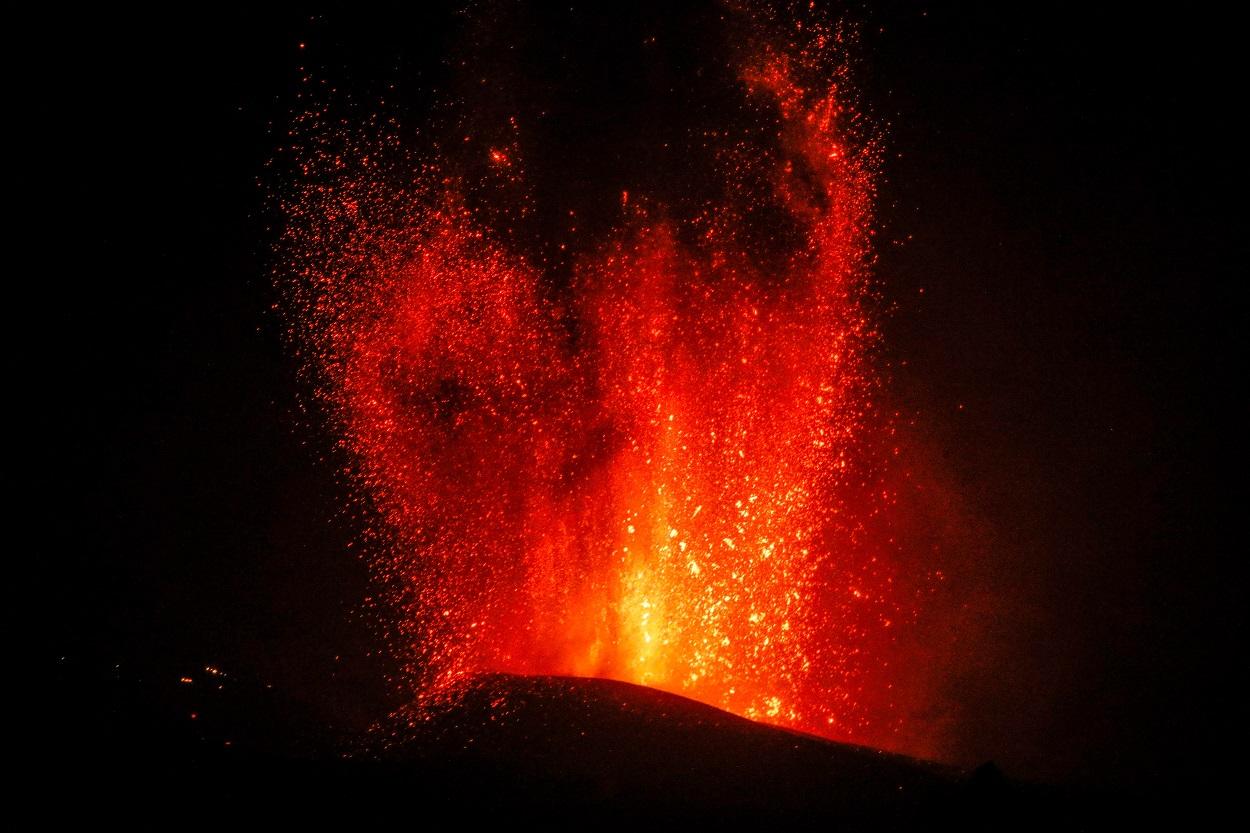 El volcán de ‘Cumbre Vieja’, a 23 de septiembre de 2021, en El Paso, La Palma, Islas Canarias (España). Kike Rincón / Europa Press