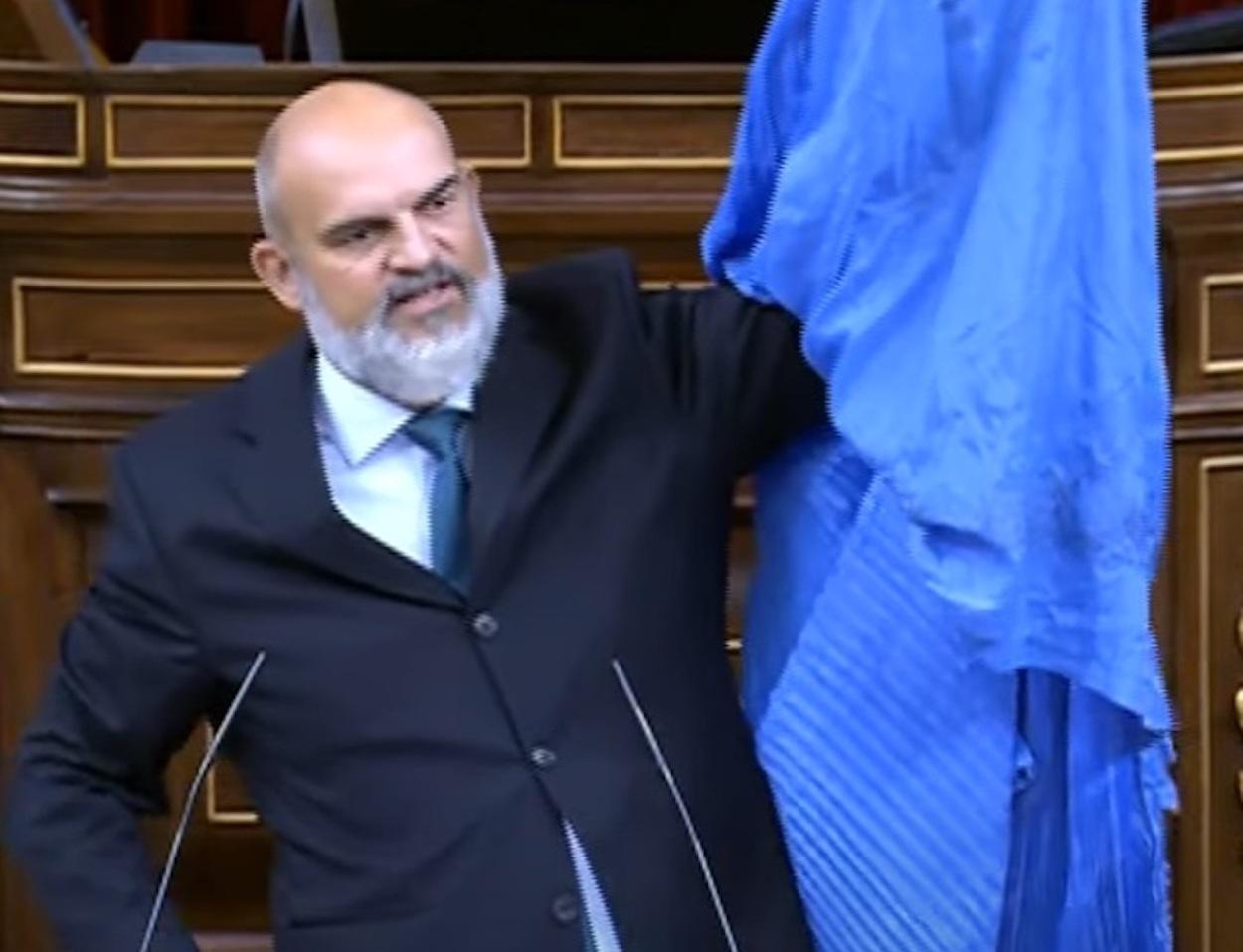 El diputado de Vox Víctor Sánchez del Real exhibe un burka en el hemiciclo del Congreso