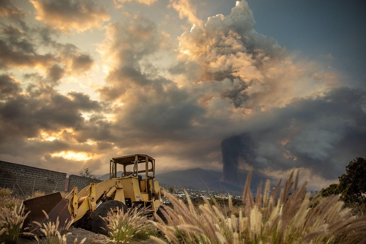 El volcán de ‘Cumbre Vieja’ emite una gran columna de ceniza. Kike Rincón / Europa Press.