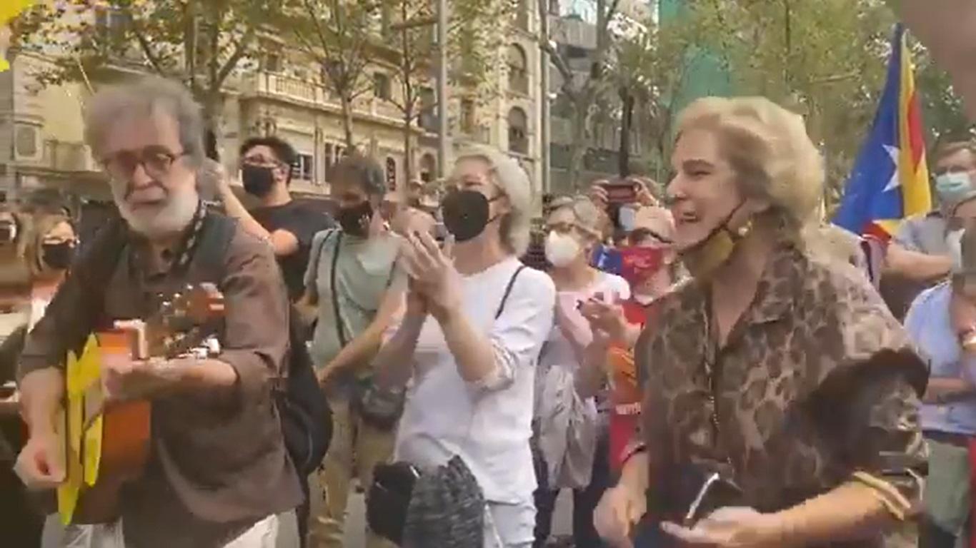Pilar Rahola canta y baila por la detención de Carles Puigdemont.