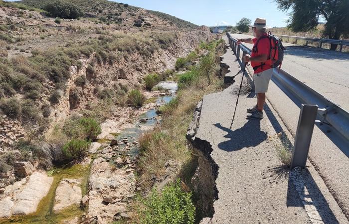 Bajo la antigua carretera Madrid Murcia, a la altura de Pozo Cañada, unas roderas de carros hacen pensar en el posible paso de la calzada Complutum Carthago Nova por este lugar