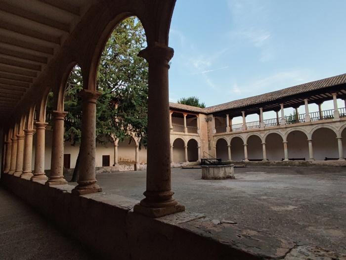 Claustro del santuario de Ntra. Sra. de los Remedios en Fuensanta (Albacete) Claustro del santuario de Ntra. Sra. de los Remedios en Fuensanta (Albacete)