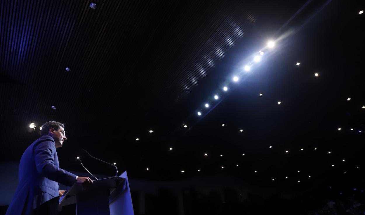 El presidente andaluz interviniendo en el XXII Congreso Nacional de Hospitales. ÁLEX ZEA/EP