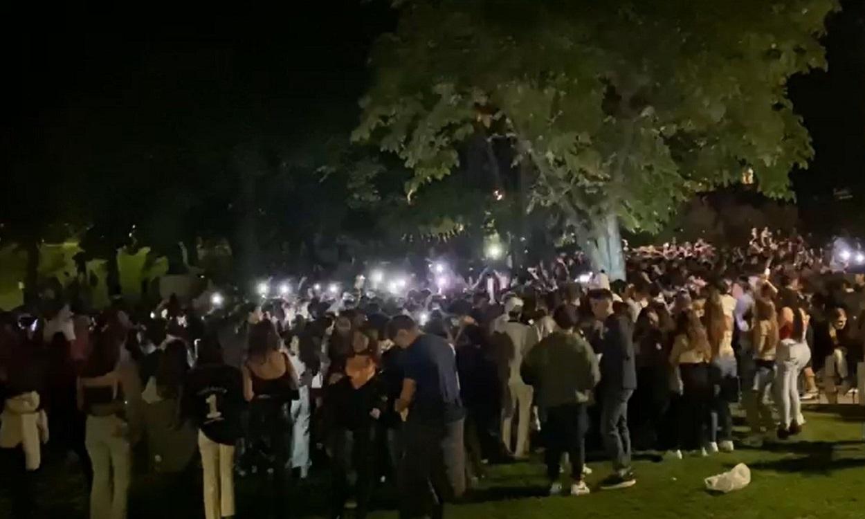 Cientos de jóvenes hacen botellón en el Parque de Berlín, en Madrid, tras el fin de las restricciones. EP