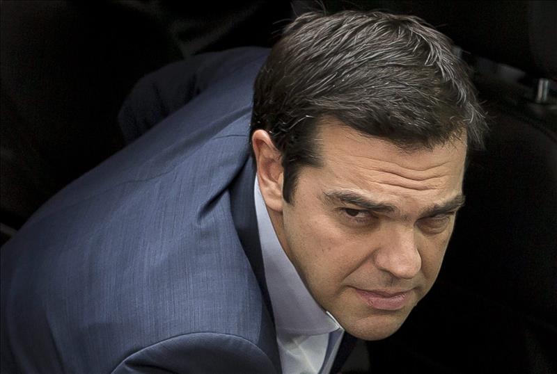 Tsipras expulsa a los ministros contrarios al pacto con la UE
