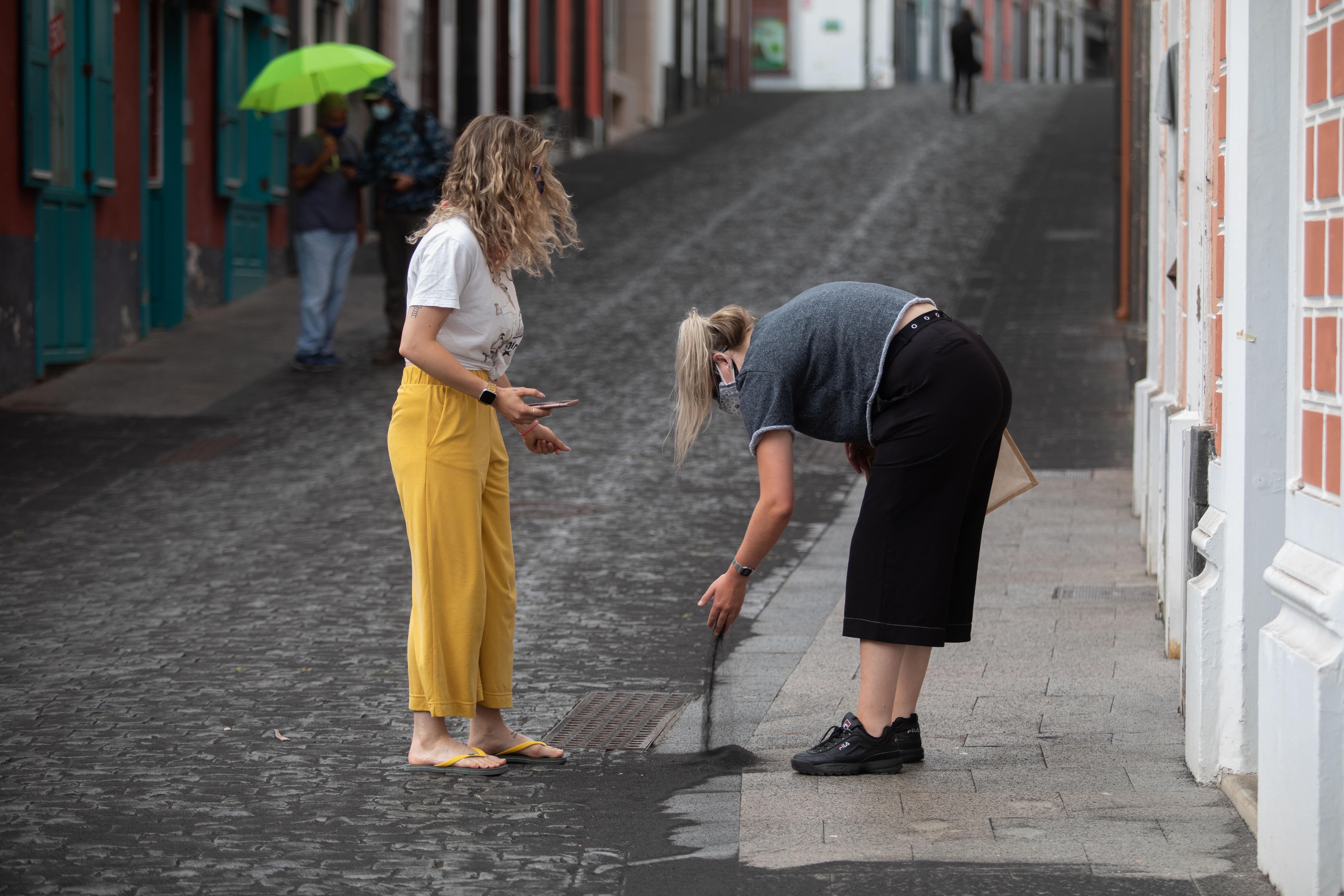 Una lluvia de cenizas cae sobre Santa Cruz de La Palma, a 26 de septiembre de 2021, en Santa Cruz de La Palma, La Palma, Islas Canarias (España).