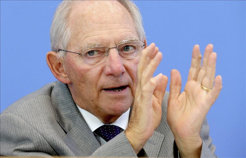 Schäuble amenaza con dimitir por sus discrepancias con Merkel sobre Grecia