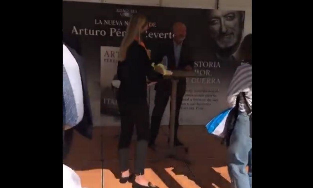Arturo Pérez Reverte en su firma en la Fería del Libro -  Twitter