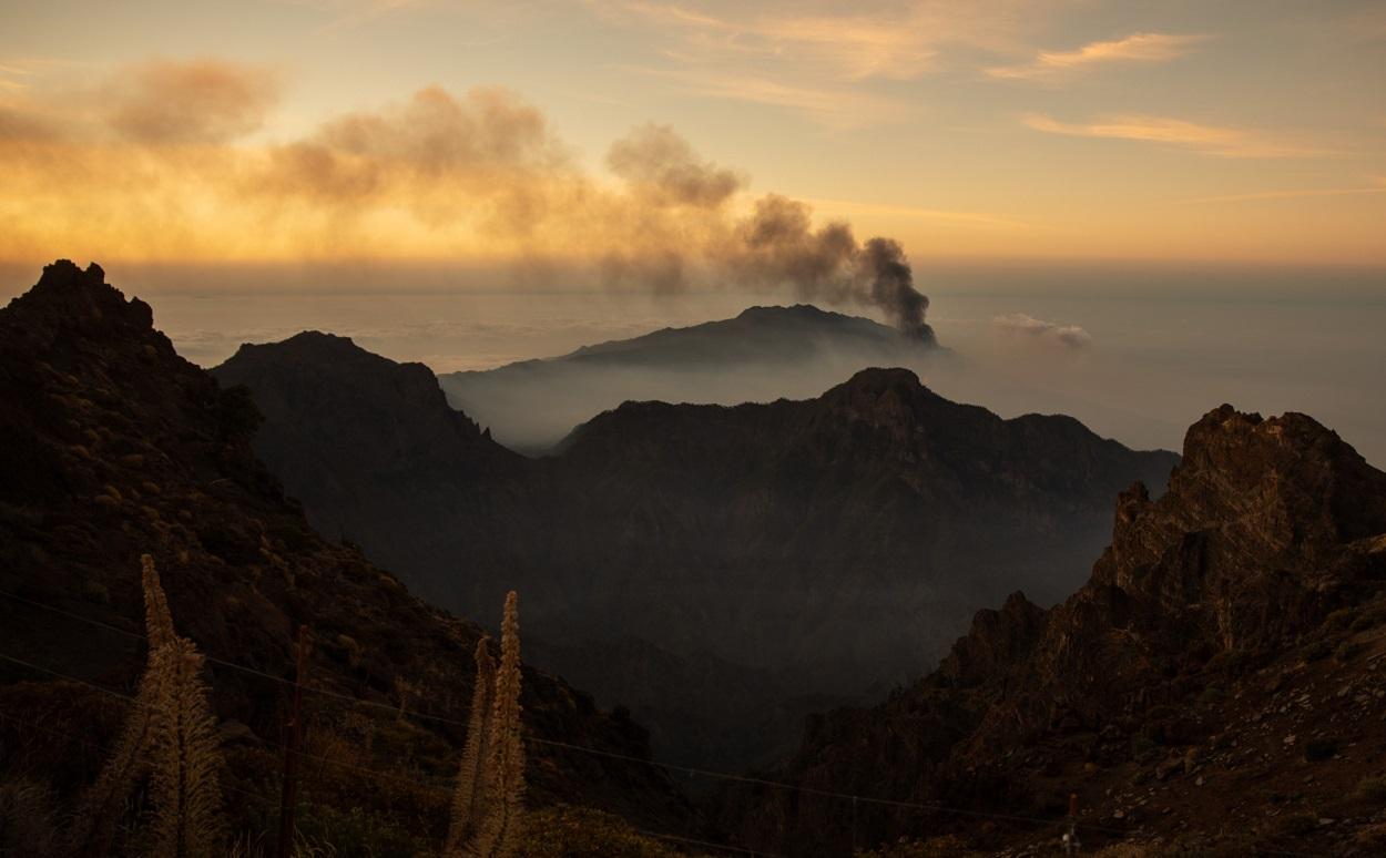 La columna de humo que deja el volcán de Cumbre Vieja, vista desde el Roque de los Muchachos, a 25 de septiembre de 2021. EP