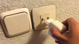 Interruptor y enchufe en un domicilio. Europa Press
