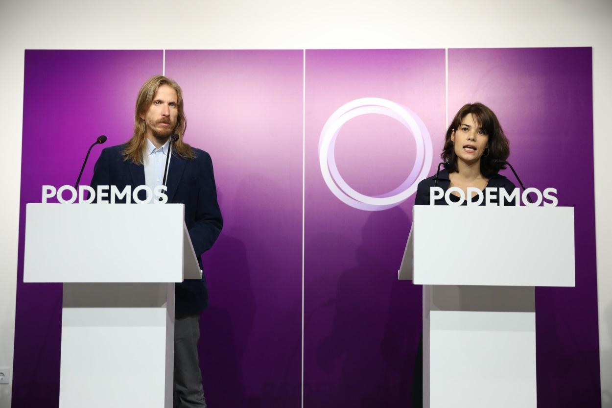 Los portavoces de Podemos Isa Serra y Pablo Fernández intervienen en una rueda de prensa en la sede de Podemos