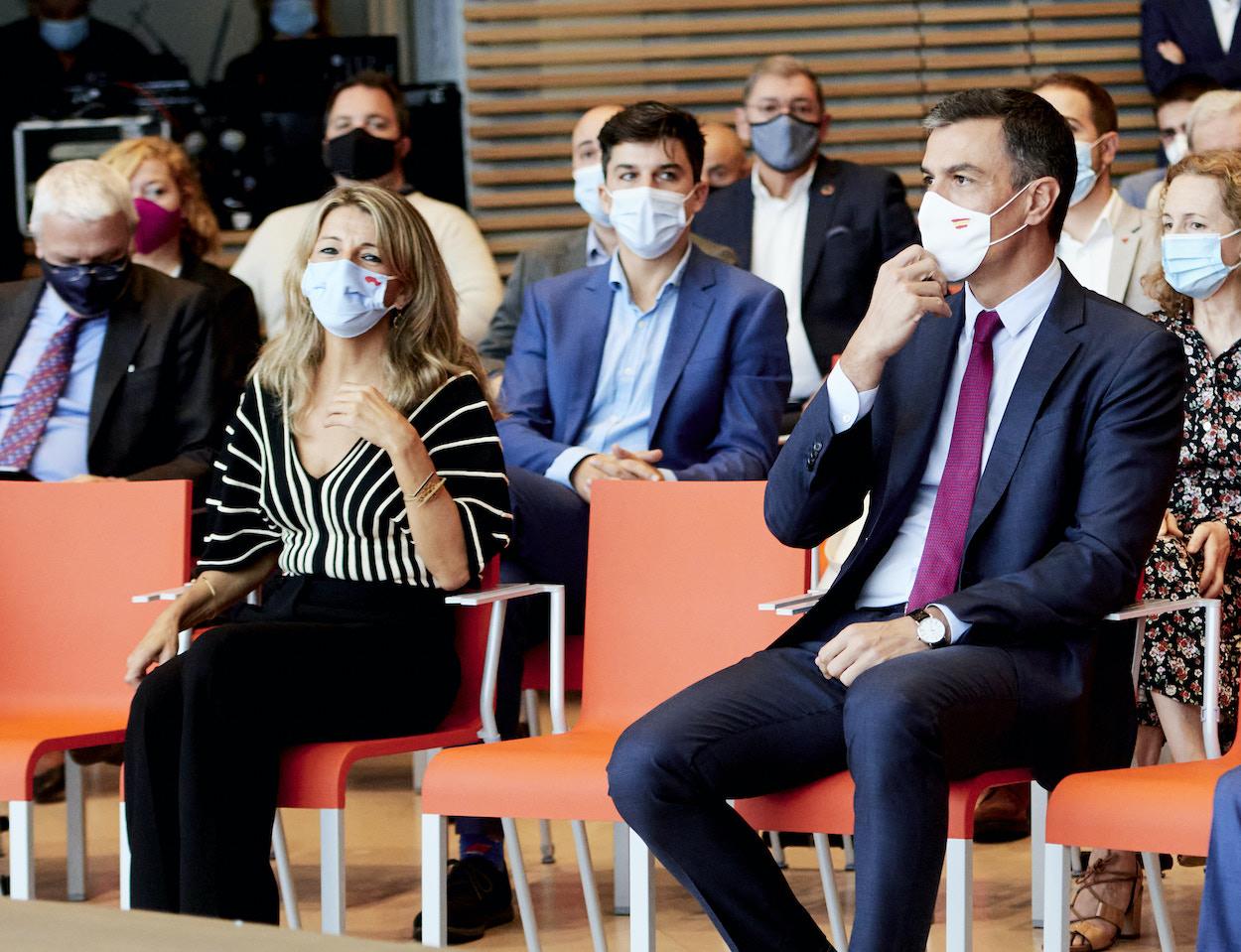 La vicepresidenta segunda del Gobierno y ministra de Trabajo, Yolanda Díaz, y el presidente del Gobierno, Pedro Sánchez, en la inauguración de la jornada ‘Diálogos sobre el Futuro del Trabajo’