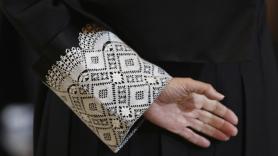 Imagen de la mano de un juez, con la toga negra que visten en las vistas orales. EP