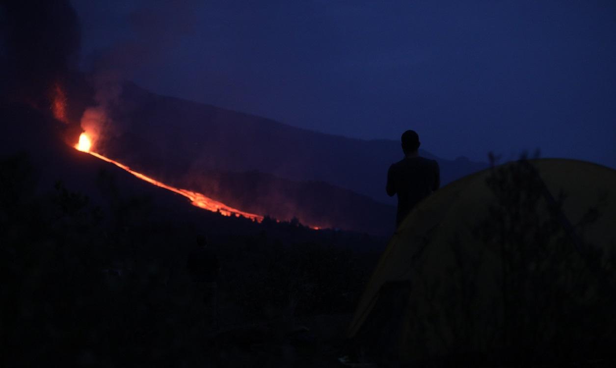 El volcán de Cumbre Vieja en La Palma se reactiva tras unas horas parado. EP